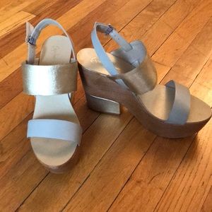 Wooden wedge sandals